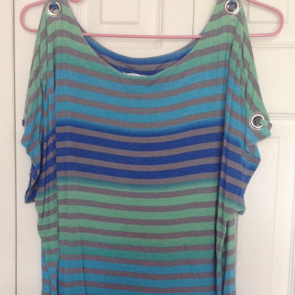 Ricki's cold shoulder tunic size XL